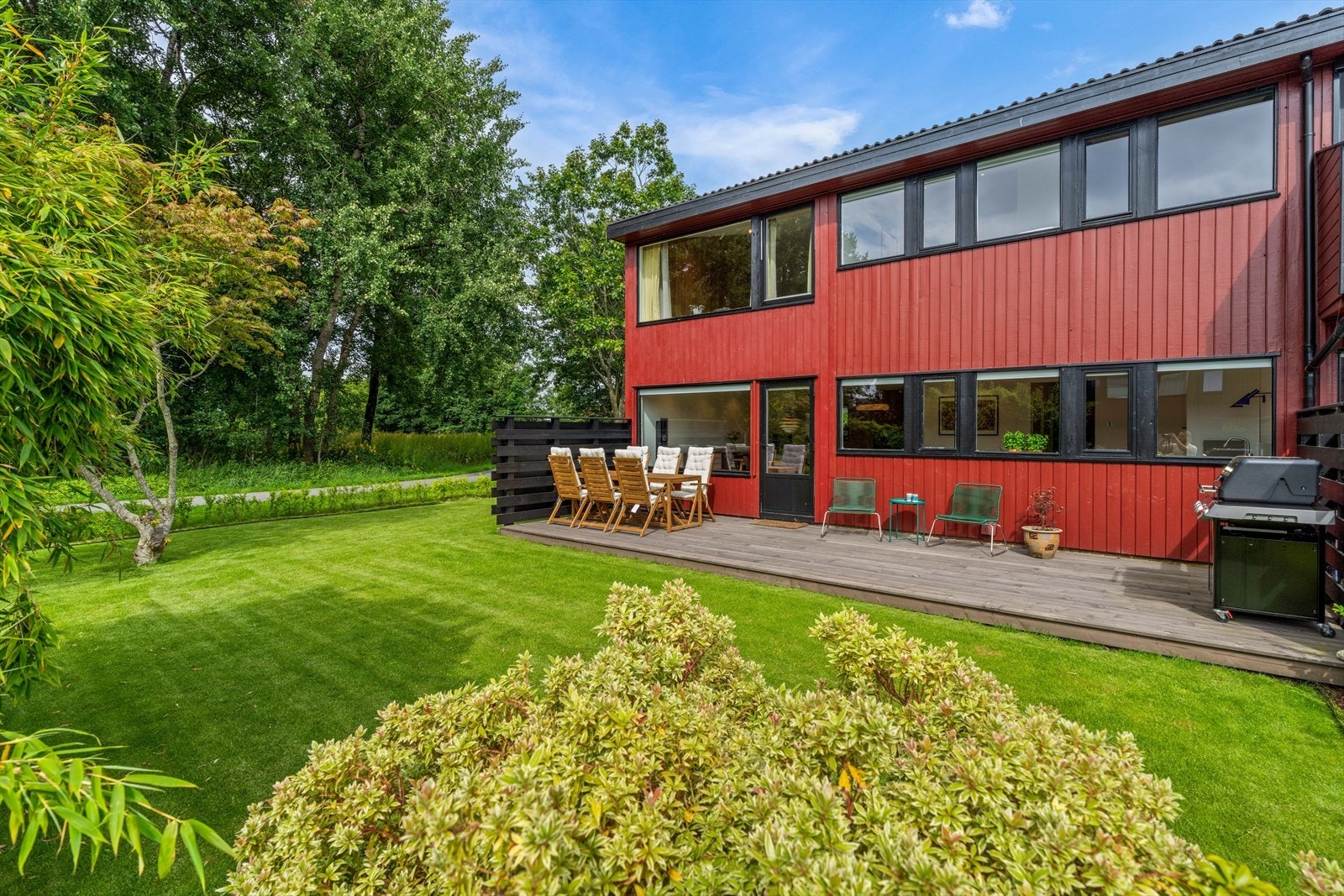 o Nye masser fylt på i hage, planert og sådd ny plen. Ny hekk plantet høsten 2023. Galleribilde