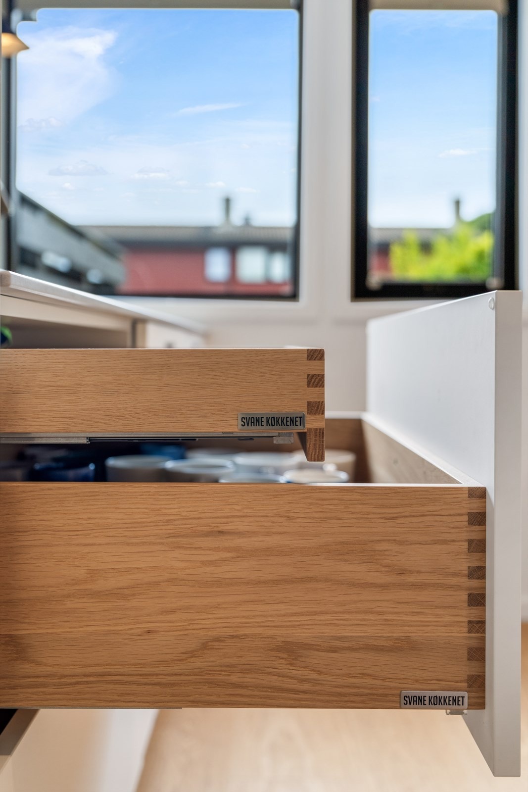 Alle innvendige skuffer er av heltre eik. Galleribilde