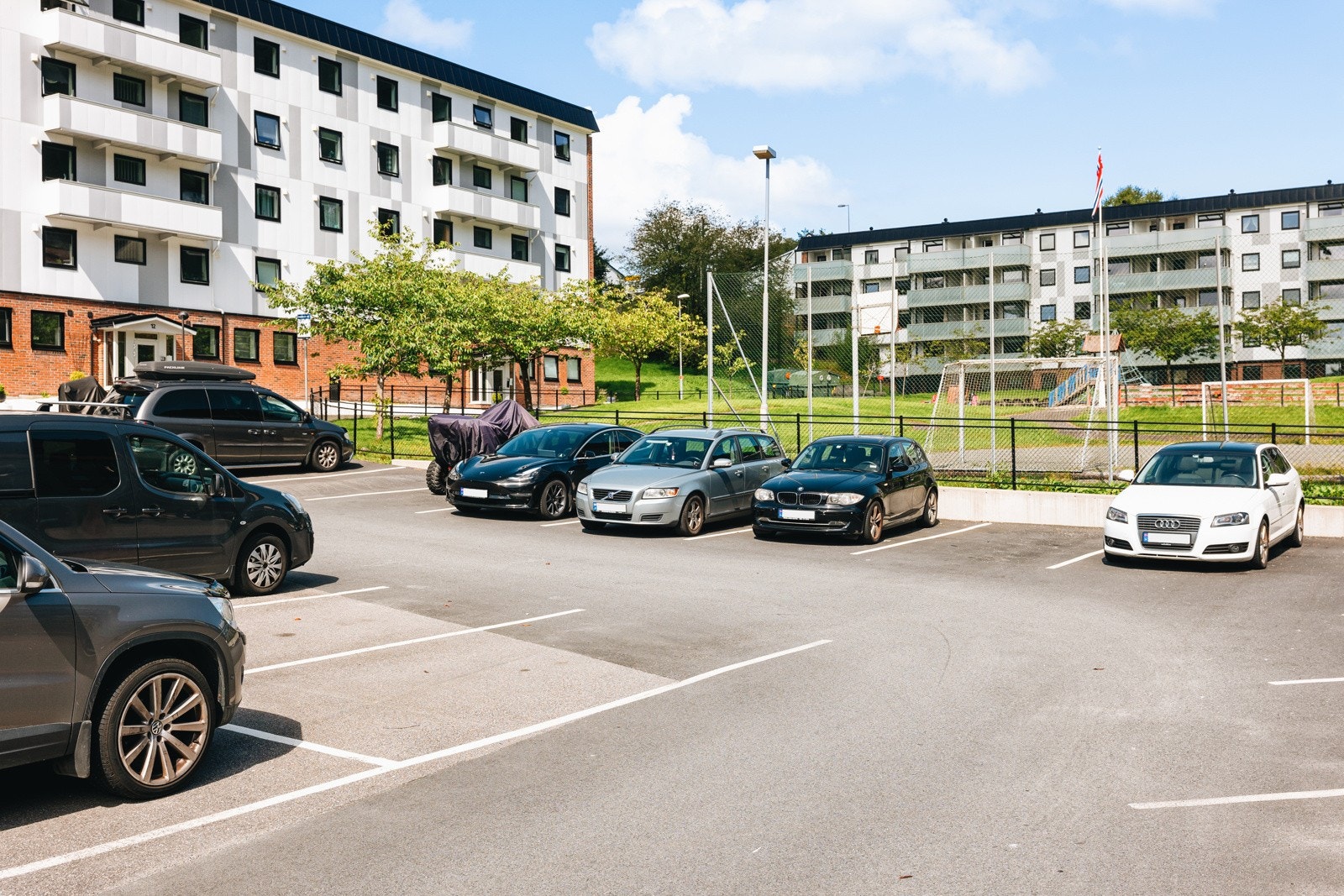 Det er ikke faste parkeringsplasser, men du kan registrere en beboerparkering og to gjesteparkeringer. Galleribilde