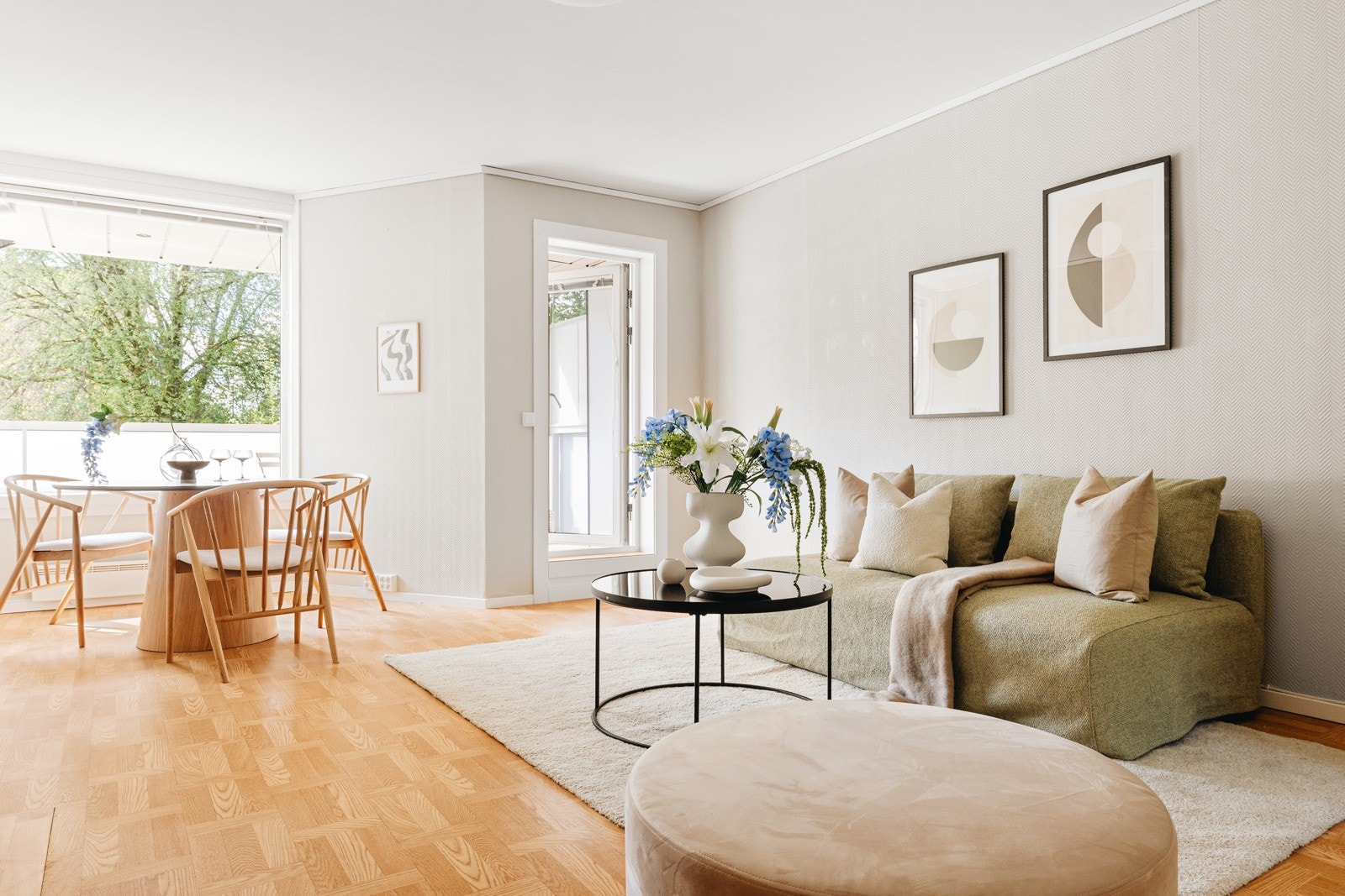 Stuen har rikelig med naturlig lys og god plass til å innrede med ønsket møblement! Galleribilde
