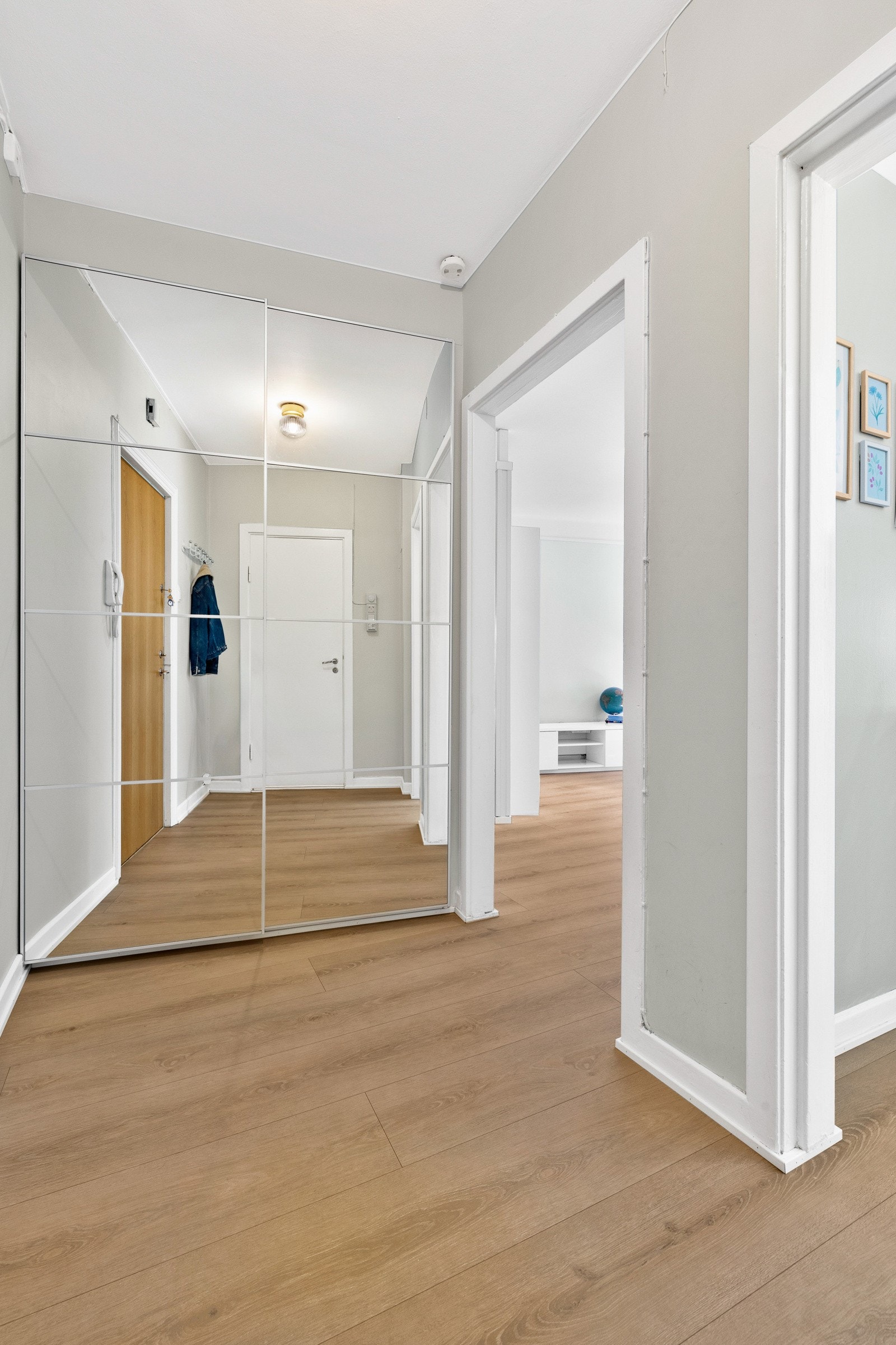 Romslig inngangsparti innredet med stort garderobeskap, som gir ytterligere oppbevaringsmuligheter. Boligen disponerer også to eksterne boder i henholdsvis loft og kjeller. Galleribilde