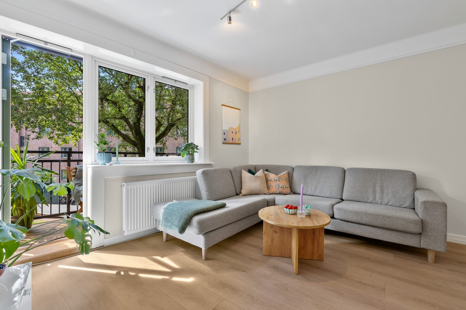Hele leiligheten vender i sin helhet ut mot fredelige og frodige fellesareal. Her ligger du skjermet til for innsyn og støy. Galleribilde