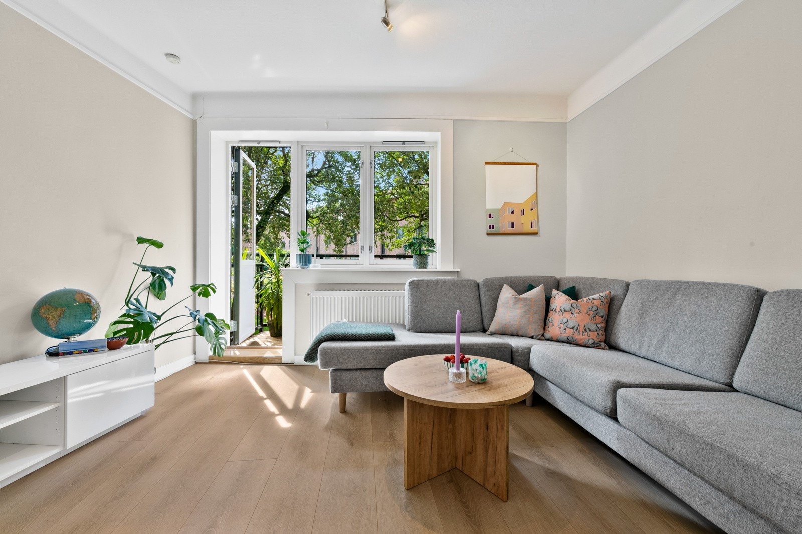 Store vindusflater slipper inn rikelig med naturlig lys og bidrar til en luftig atmosfære. Nytt laminat gulv ble lagt i 2019 og setter et moderne preg på boligen. Galleribilde