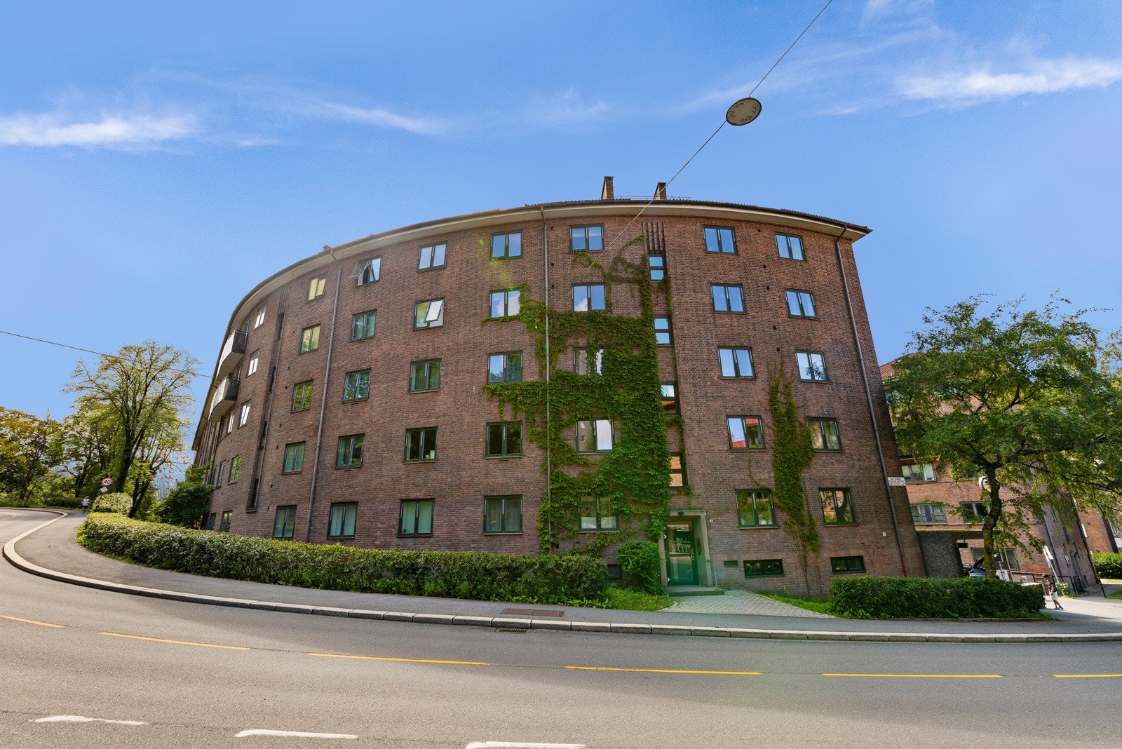 Forsiden av bygget; Her ligger du supersentrali til med alt av servicefasiliteter og kollektiv transport i nærmest umiddelbar nærhet til boligen. Galleribilde