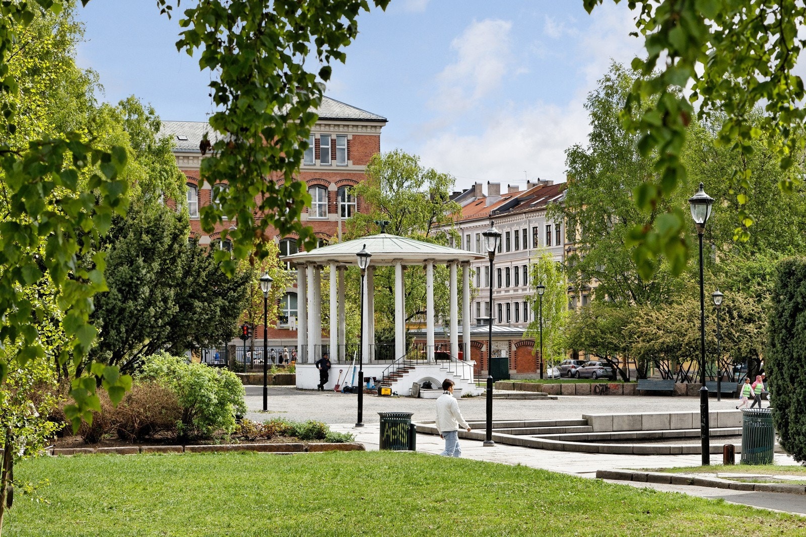 Birkelunden ligger i kort gangavstand til Carl Berners plass og er en av mange kjente parker i nærområdet. Galleribilde