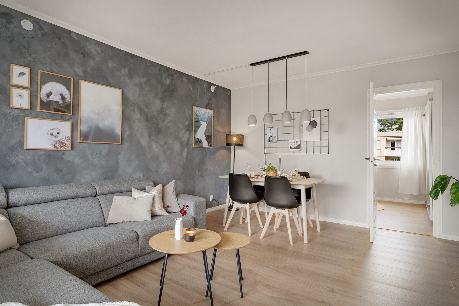 Boligen har en åpen stor stue med god plass til spisebord og sofakrok. Galleribilde