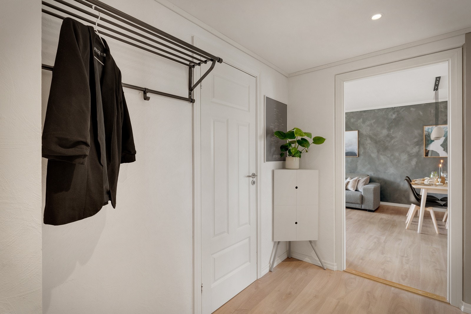 Gang med oppbevaringsmuligheter. Galleribilde