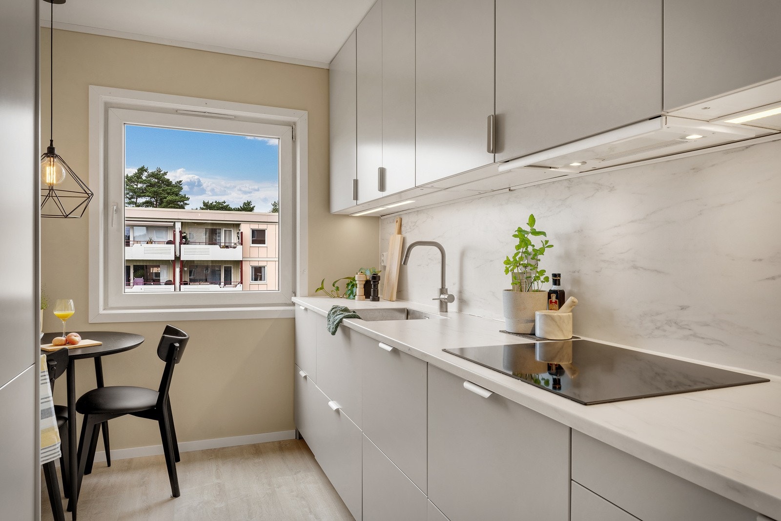 Boligen har et rålekkert kjøkken fra Ikea fra 2021. Galleribilde