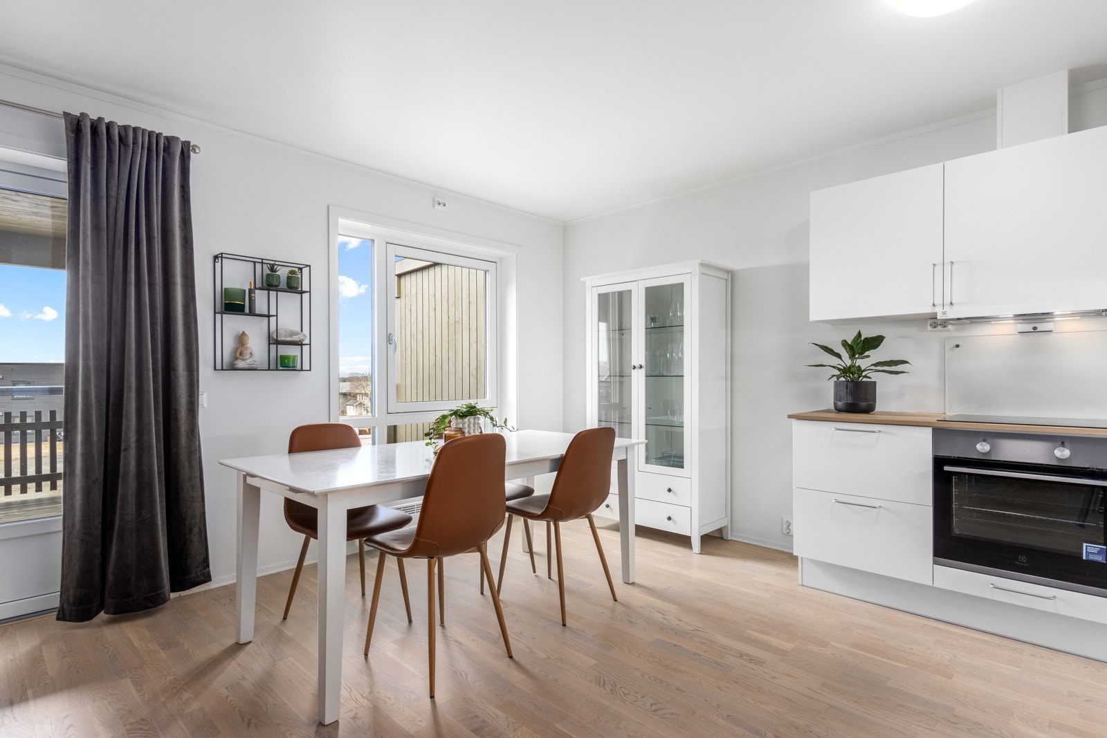 Store vinduer gir godt med naturlig lysinnslipp. Galleribilde