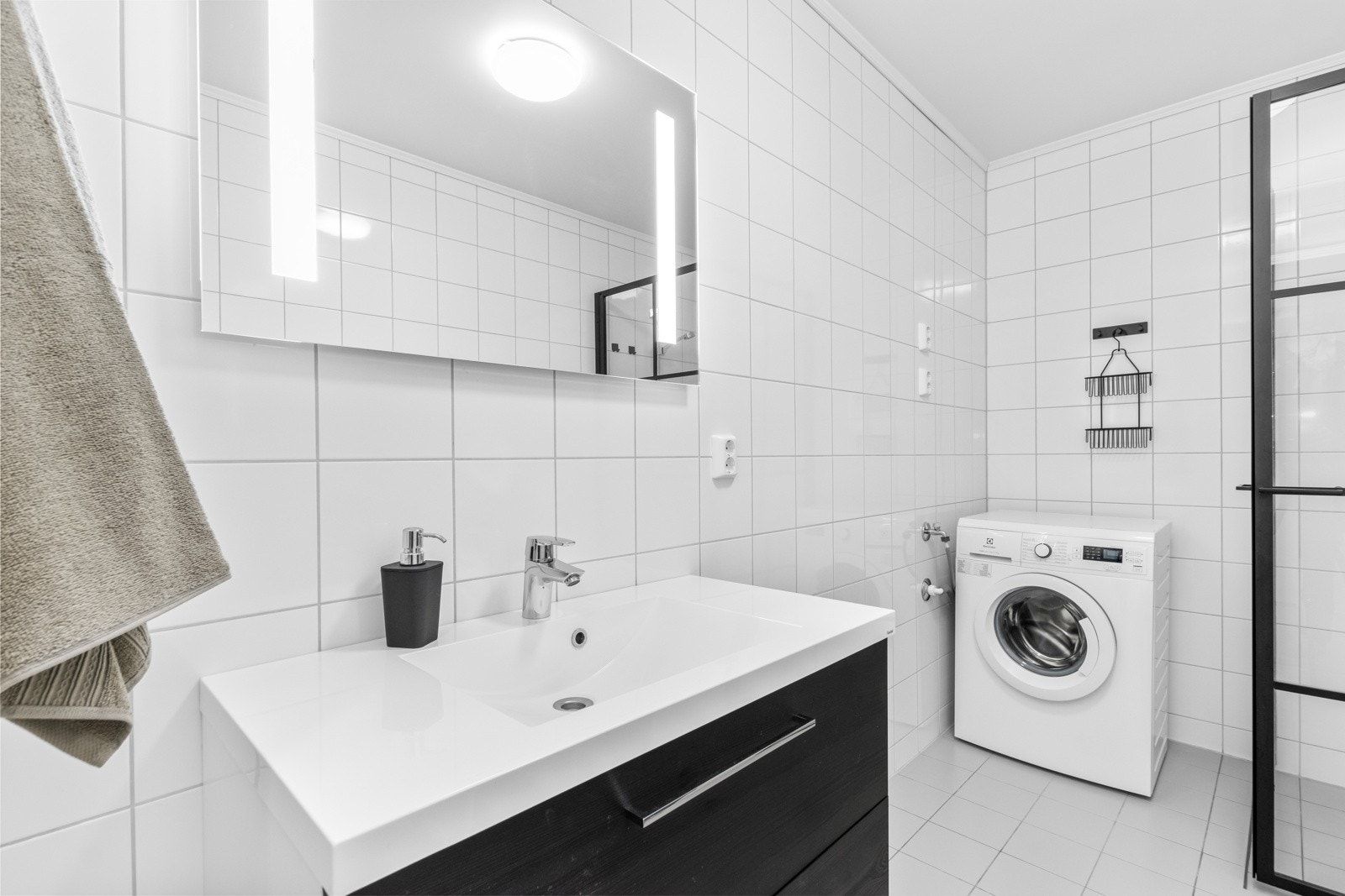 Av utstyr finnes opplegg for vaskemaskin, servant m/skap, klosett og dusjhjørne. Galleribilde