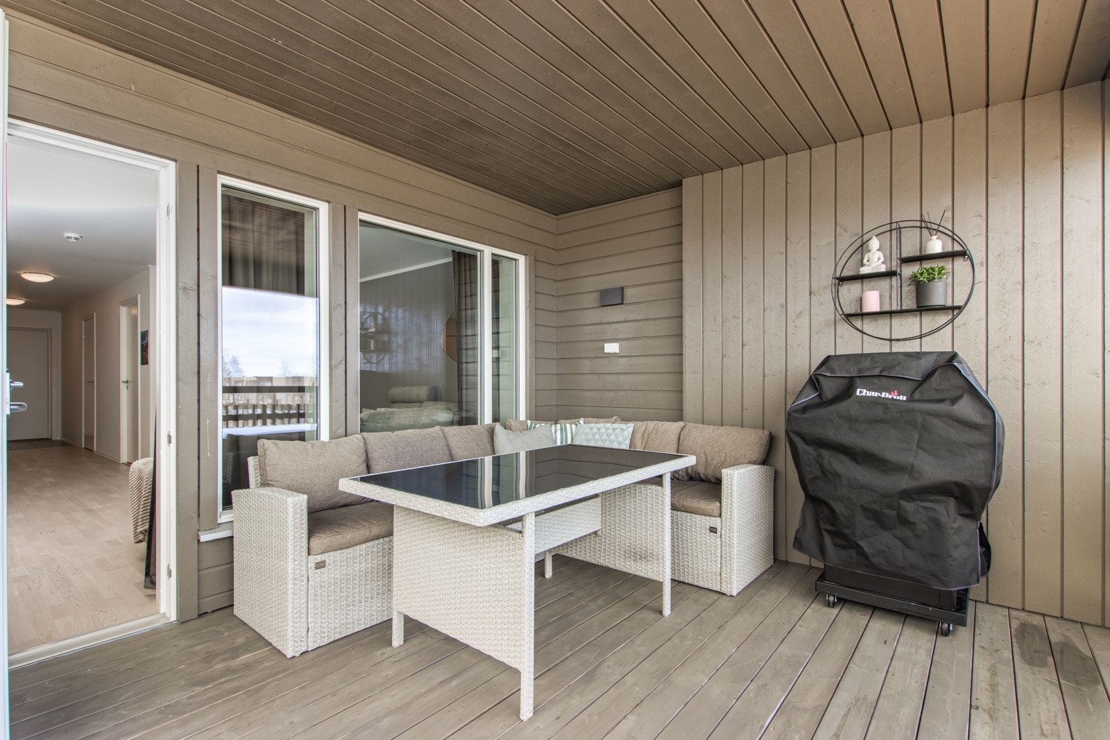 God plass for både utemøbler og grill. Galleribilde