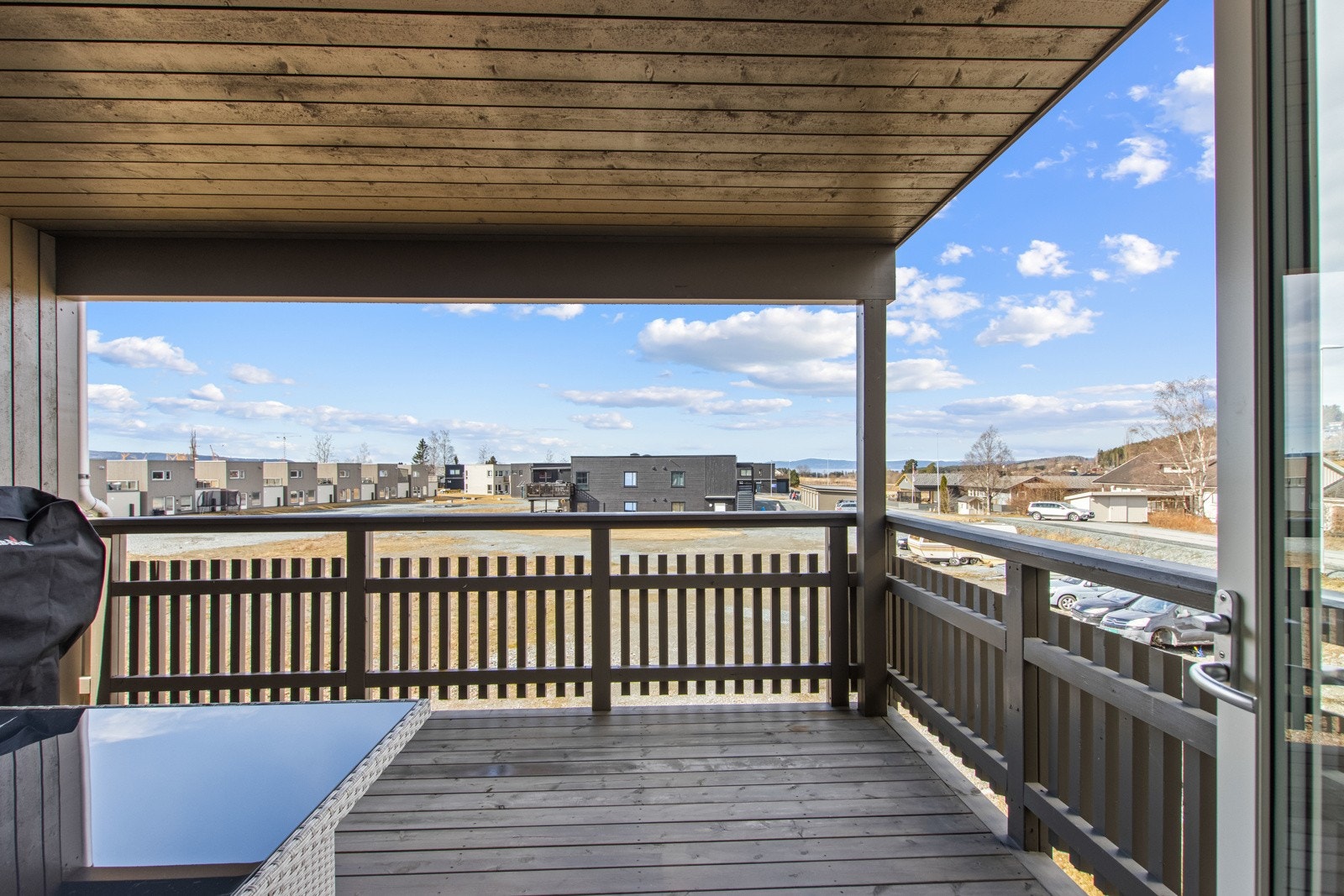 Romslig, takoverbygd balkong på 14 kvm. Galleribilde