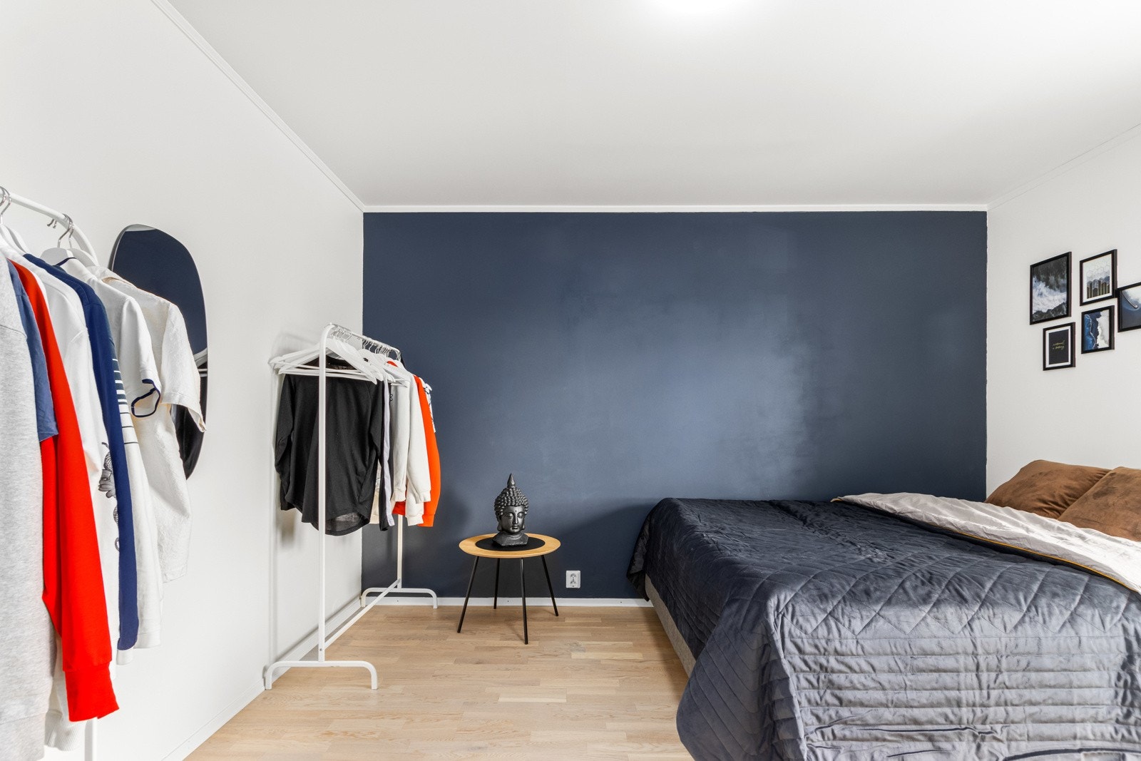 God plass til både dobbeltseng og garderobeskap. Galleribilde