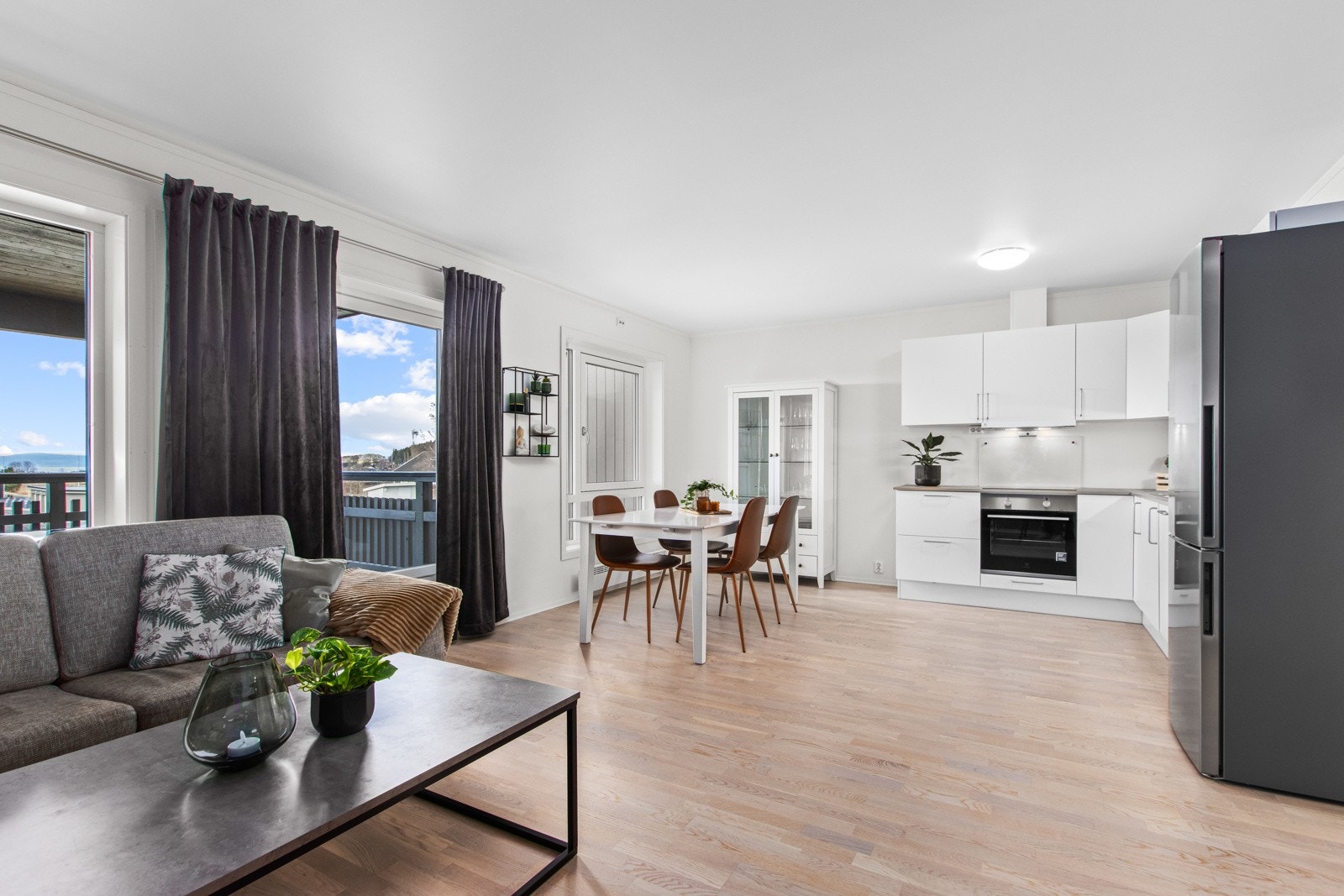 Åpen stue/kjøkkenløsning med plass til både spisebord og sofaløsning. Galleribilde