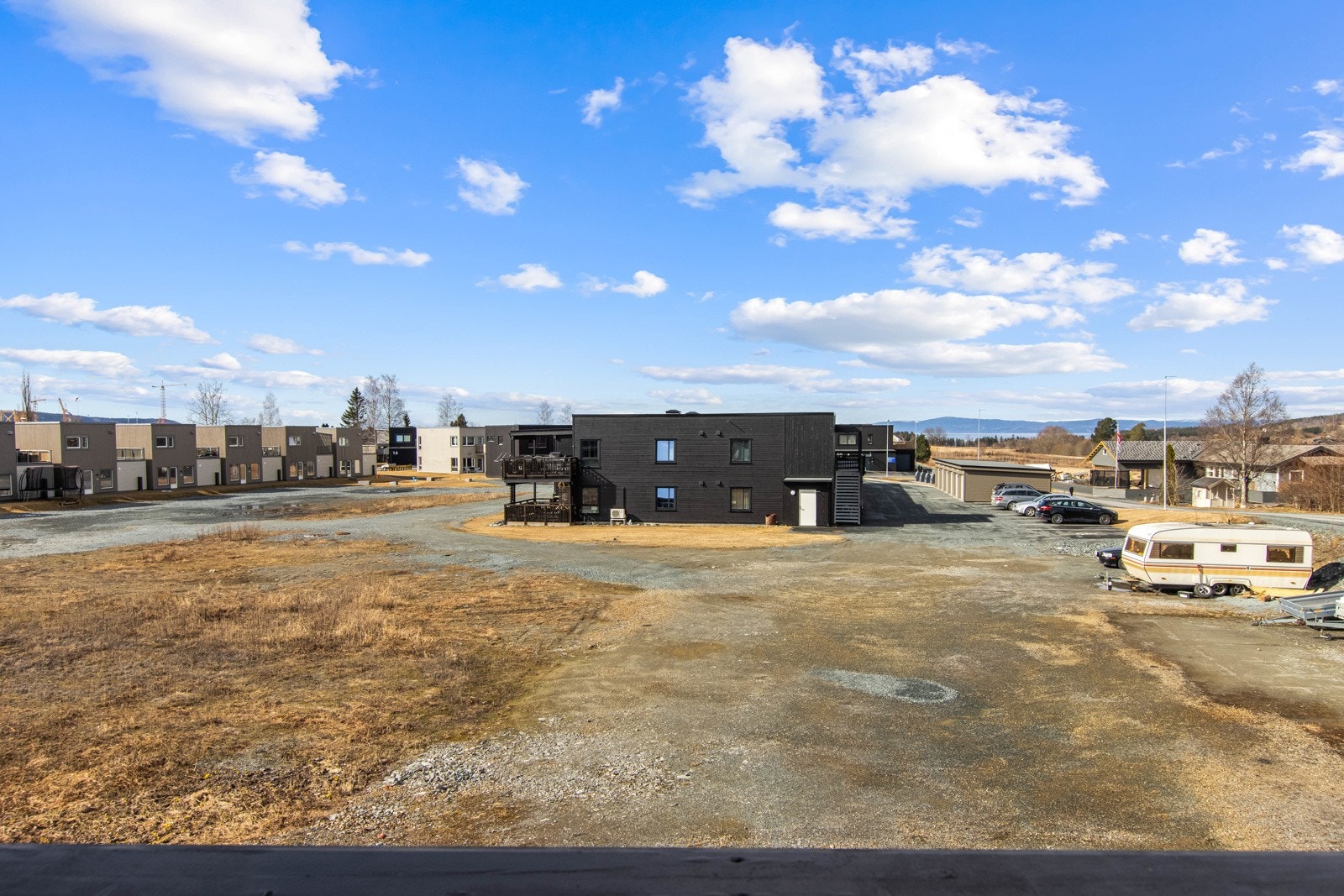 Leiligheten har god beliggenhet i øverste etasje (2. etg), og har gode sol- utsiktsforhold. Galleribilde