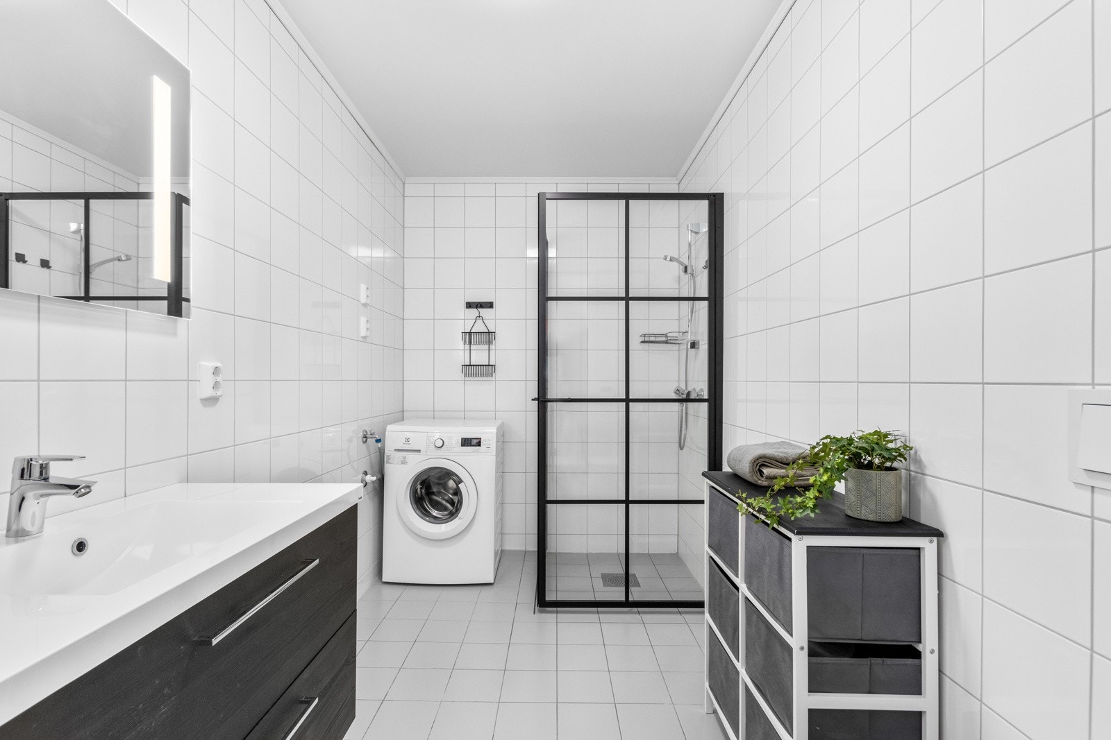 Flott, flislagt bad med varmekabler i gulv. Galleribilde