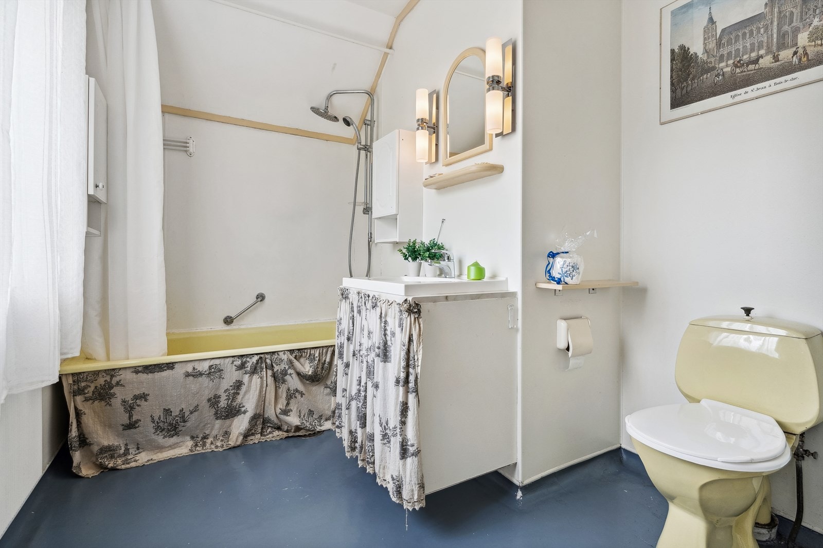 Hovudbadet er innreidd med badekar, wc og enkel servant. Galleribilde