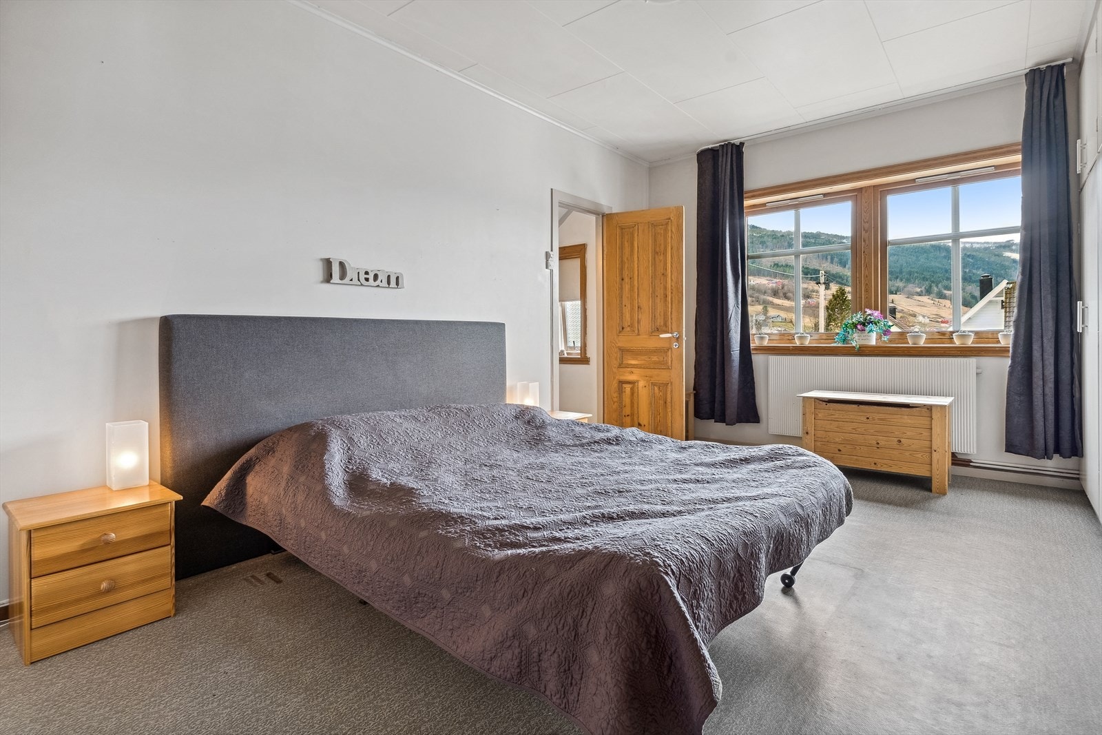 Hovudsoverommet er av god størrelse og kan innreiast med dobbeltseng og tilhøyrande møblement. Kanskje du vil bytte ut plassbygde garderobeskap med skyvedørsgarderobe? Galleribilde