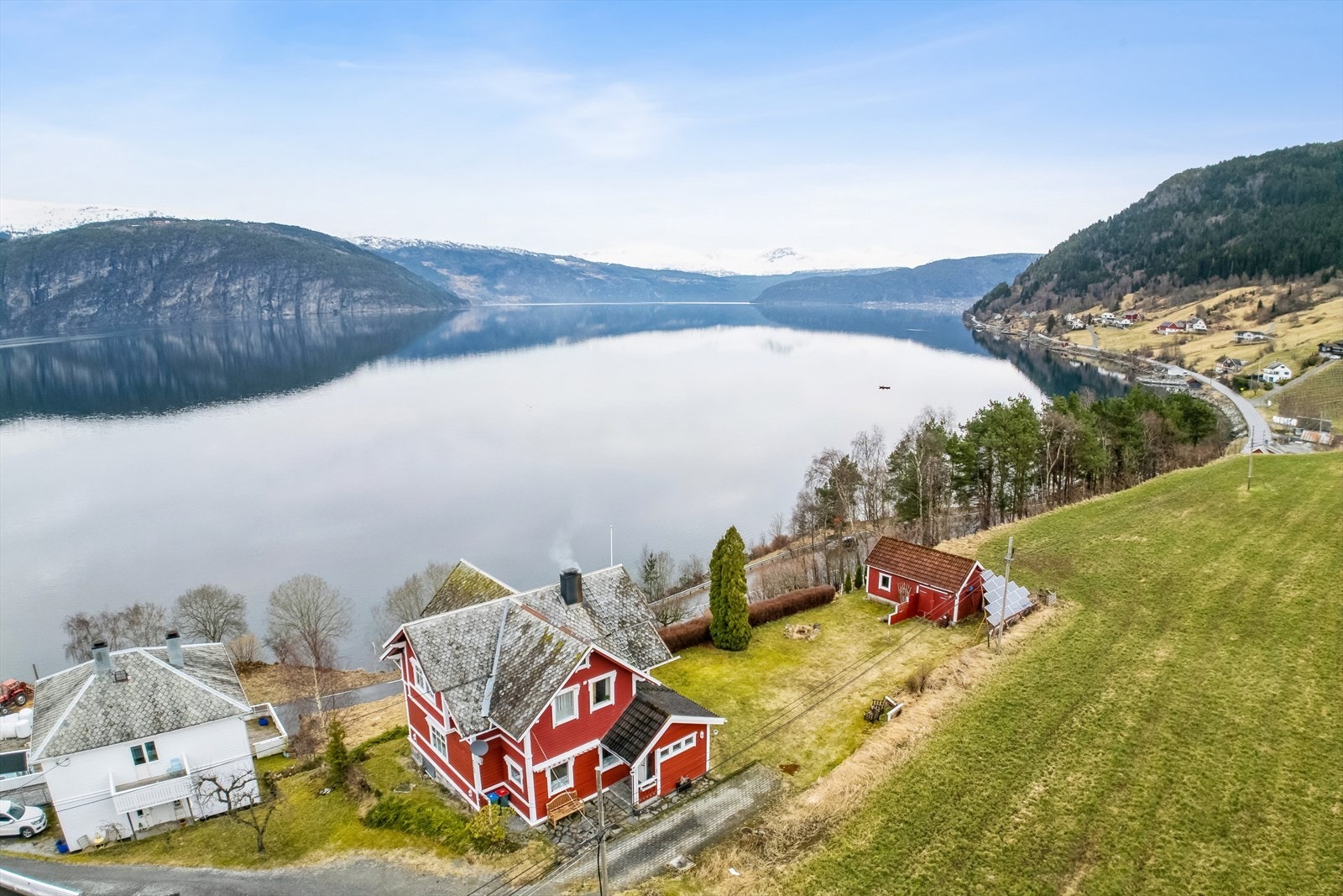 Velkomen til Fjordvegen 4060! Ein spennande og innhaldsrik eigedom med landleg beliggenheit og strandlinje. Frå eigedomen har ein nydeleg utsikt over nærområde, mot fjorden og fjellheimen. Galleribilde