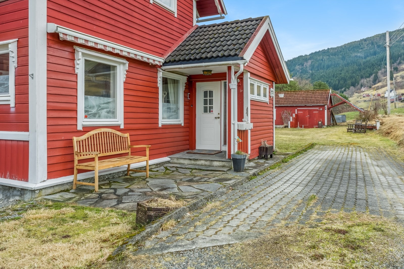 Tunet er pent opparbeidd med belegningsstein og skiferheller. Galleribilde
