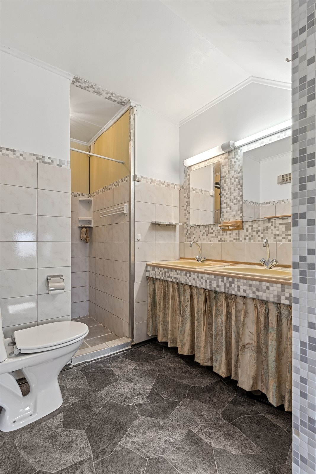 Det andre badet har tilkomst gjennom hovudsoverommet - privat og praktisk. Galleribilde