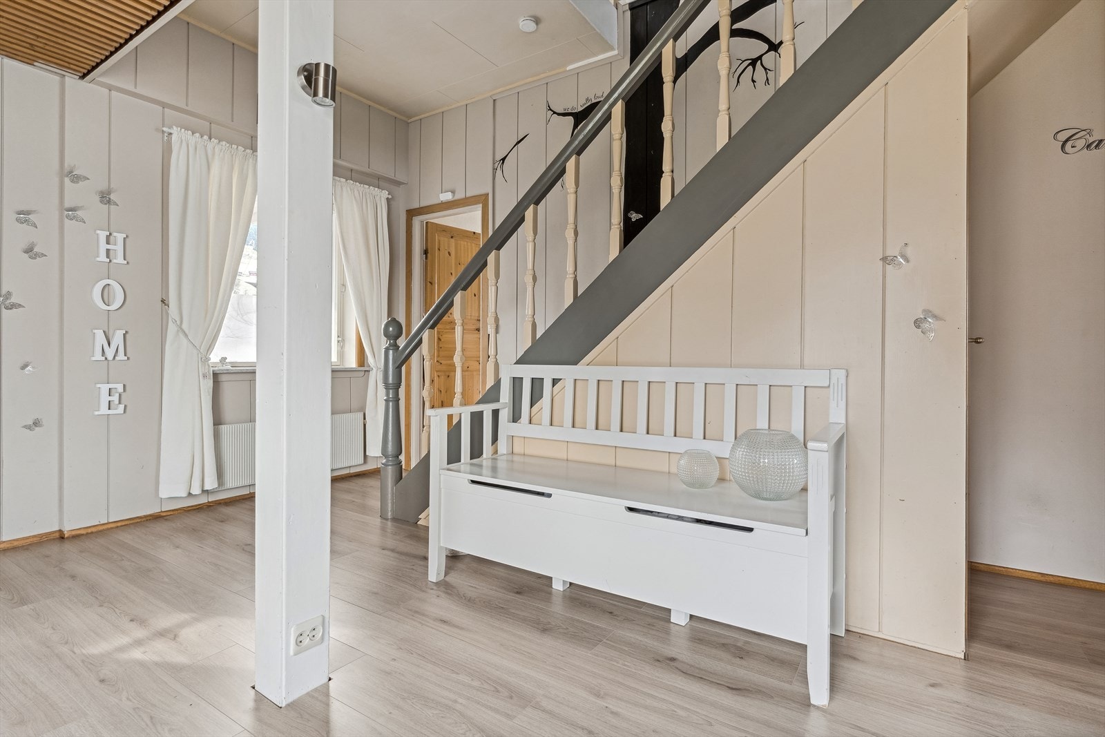 Etasjane og romma i bustaden blir fint knytt saman av den romslege hallen. Galleribilde