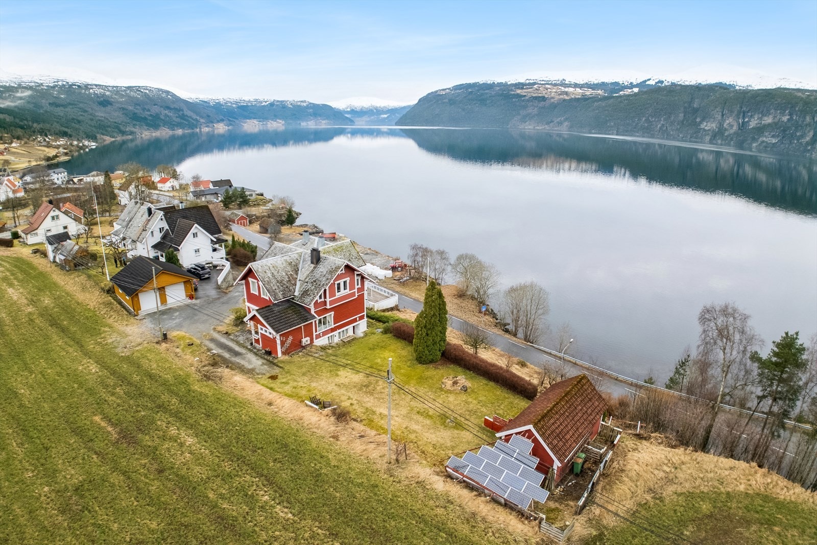 Hagen er fint innramma med bygningar, hekkar og diverse prydbeplantning som gjer den usjenert og godt skjerma. Galleribilde