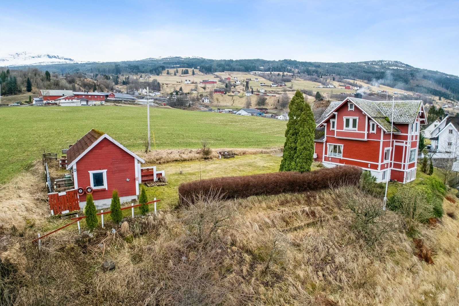 På tunet er det oppført bustadhus og uthus. Uthuset kan nyttast som redskapsbod, dyrehald eller til sosiale samankomstar. Det er kun fantasien som sett grenser. Galleribilde
