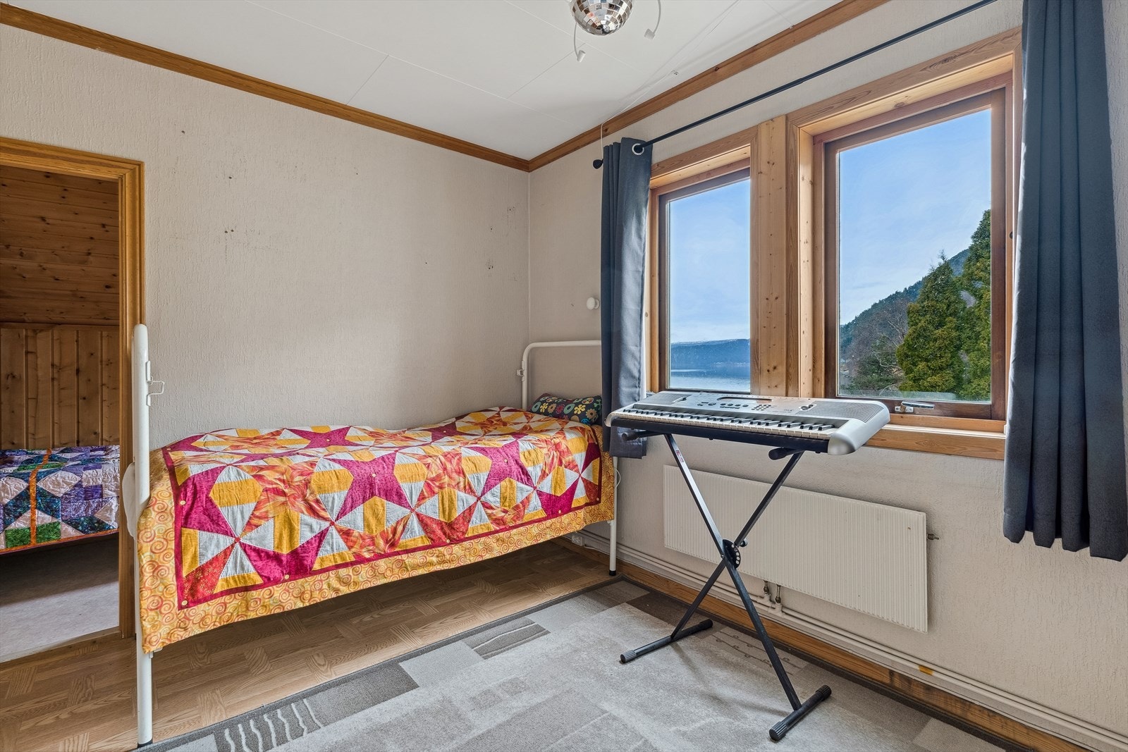 Med disponible rom på begge sider av soverommet kan ein slå saman romma for ekstra god plass eller lage walk in garderobe. Galleribilde