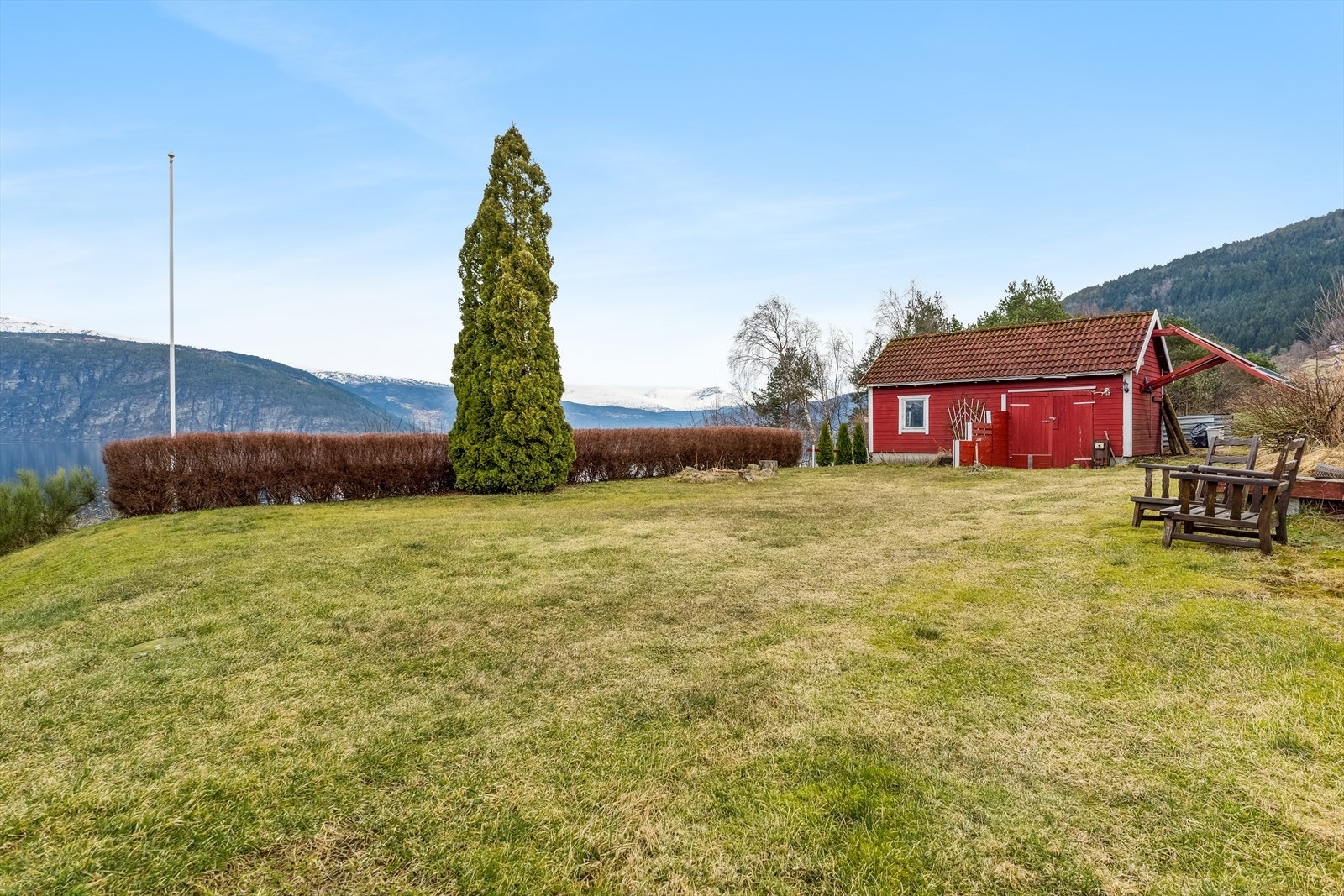 Hagen har god boltreplass både for store og små. Med flatt og fint plenareal er det perfekt område for både trampoline, ballspel og leik. Galleribilde