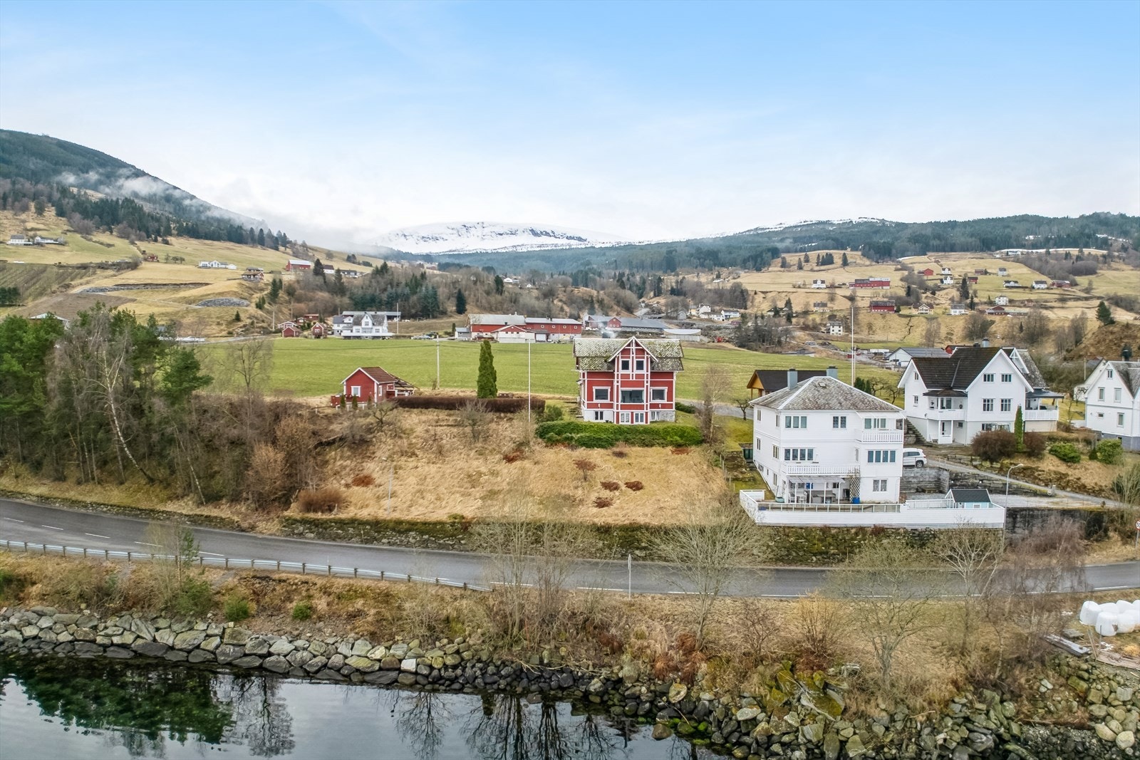 Her bur ein roleg og godt, med ca. 500 meter til daglegvarebutikk, skule og barnehage. Galleribilde