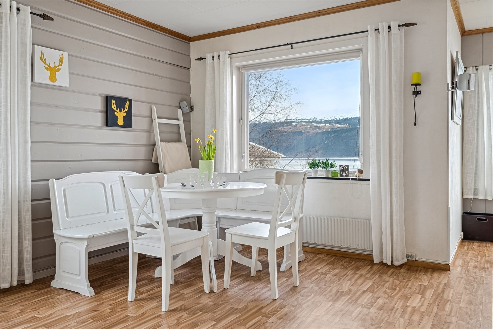 Rundt spisebordet er det god plass til både familien, gjestar og den gode samtala. Galleribilde