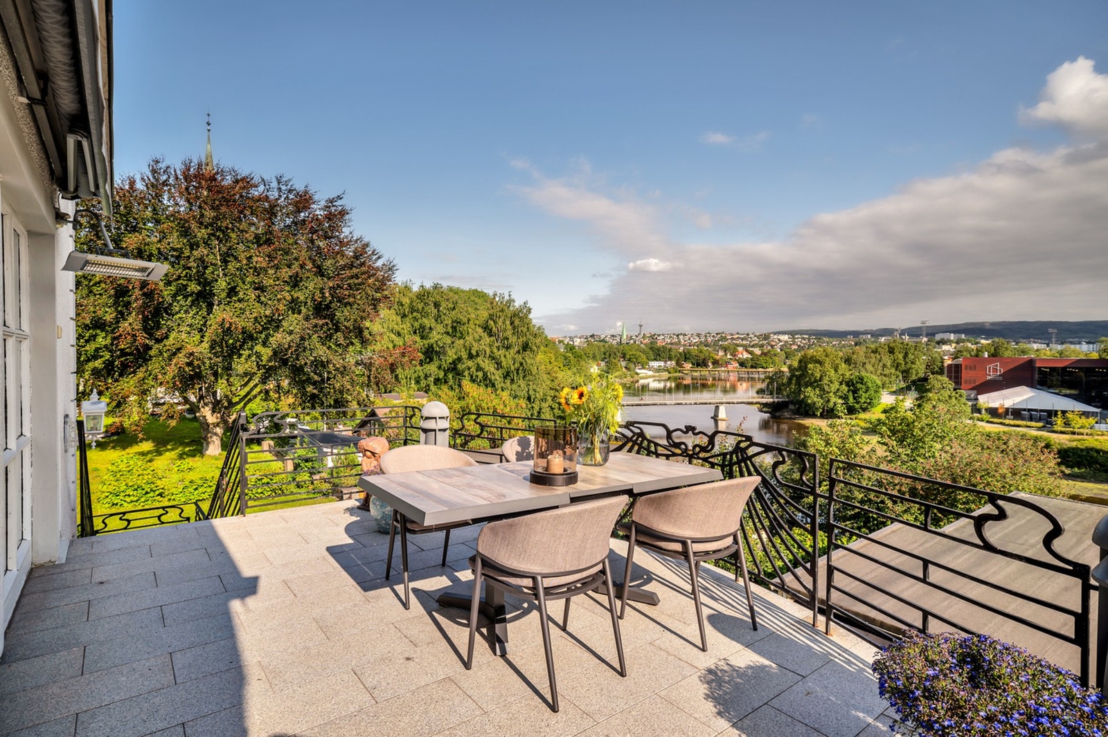 Herlig terrasse med gode solforhold og fin utsikt. Galleribilde