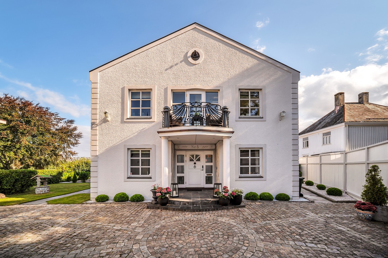 Ærverdig og unik eiendom i Nidareid 8. Eiendommen ligger nær Nidelva og har en flott uteplass som er ypperlig å benytte i sommerhalvåret. Foto: Krokstad&Nervik Galleribilde