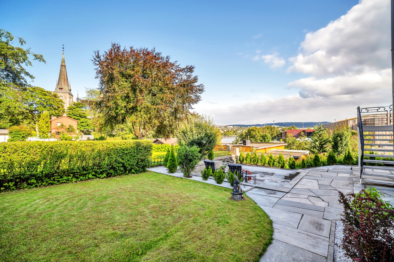 Eiendommen har en flott, steinlagt uteområde med god plass til flere sittegrupper. Galleribilde