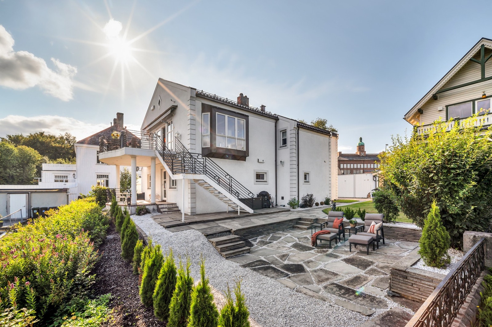 Boligen har en særdeles flott beliggenhet og har en fin og usjenert gårdsplass. Galleribilde