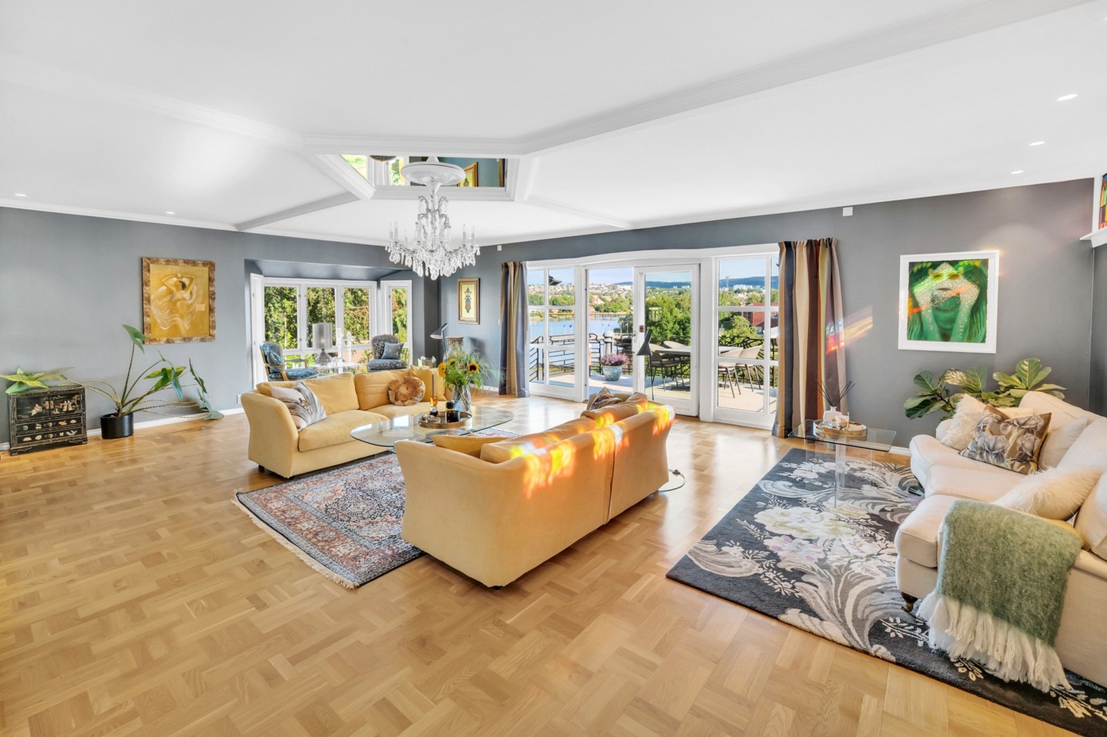 Nydelig oppholdsrom med god plass til flere sittegrupper. Galleribilde