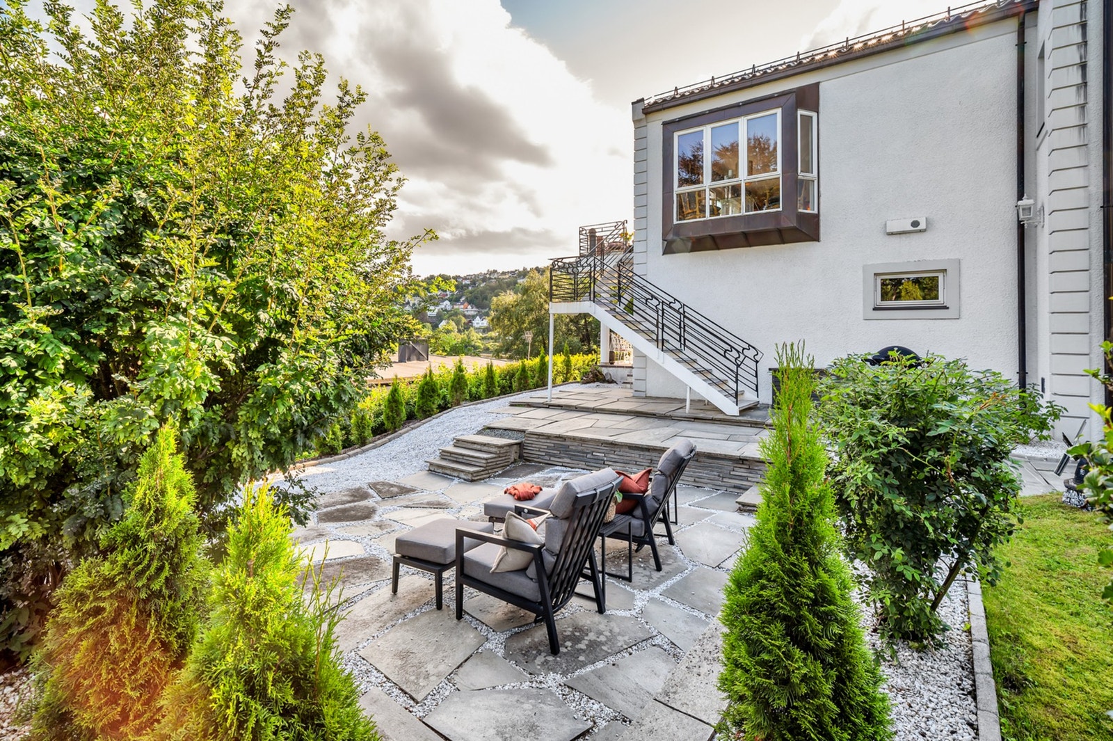 Eiendommen har flere uteplasser og fin hage som passer utmerket ved sosiale sammenkomster. Galleribilde