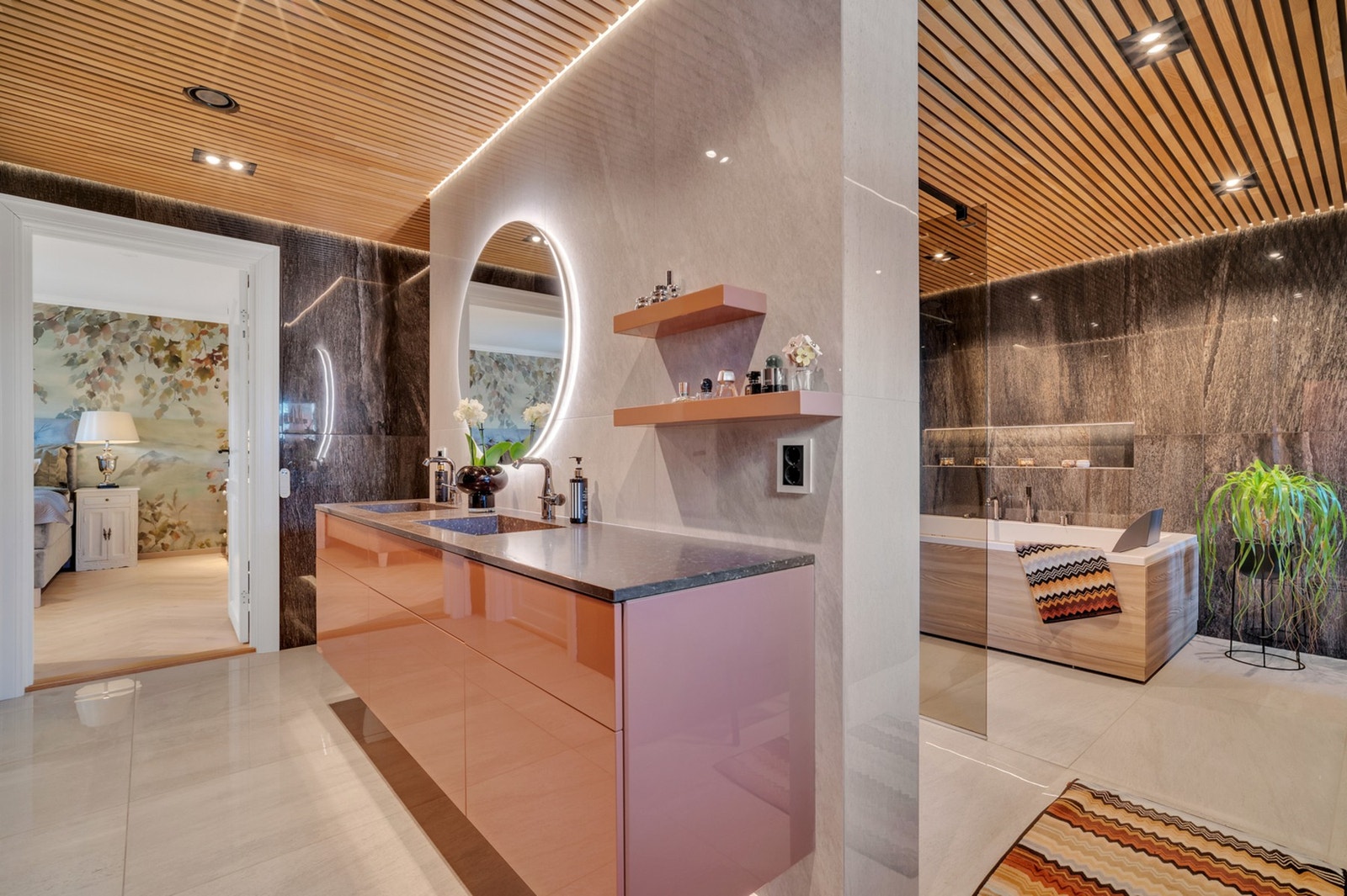 Lett tilgang til soverom fra baderommet. Galleribilde