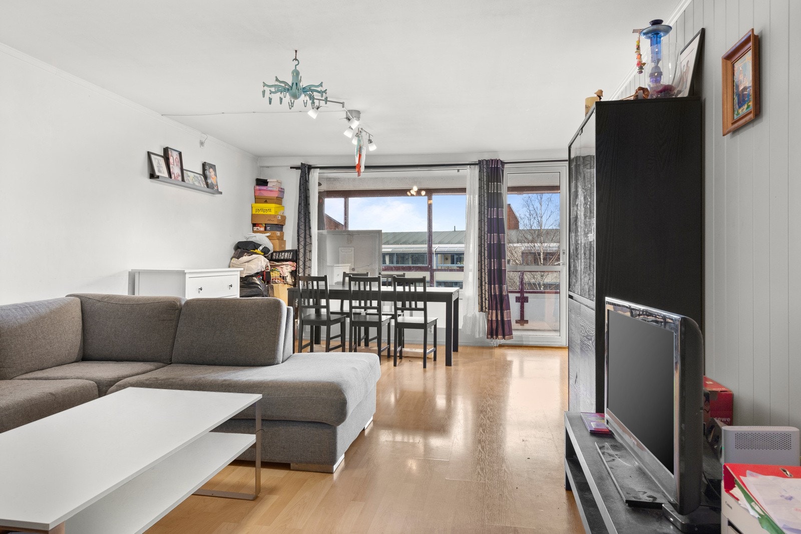 Velkommen til Lindebergåsen 1 C - stor og luftig stue Galleribilde