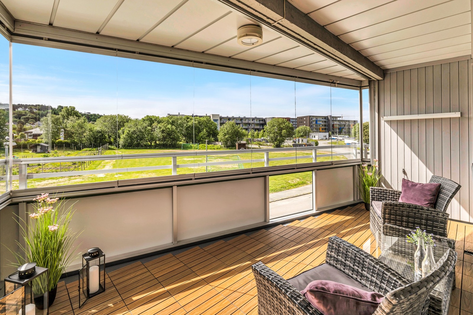 Her ligger du på toppen av feltet med en herlig utsikt over grøntområdet og parsellhagen - her slipper du å se rett inn i murveggen på naboblokka! Galleribilde