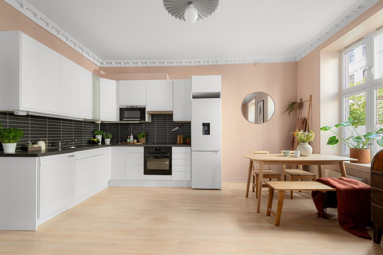 Åpen stue og kjøkkenløsning, men allikevel tilbaketrukket i hver sine soner. Galleribilde