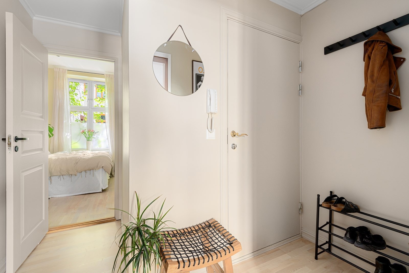 Plass til klesheng på vegg i gang. Galleribilde