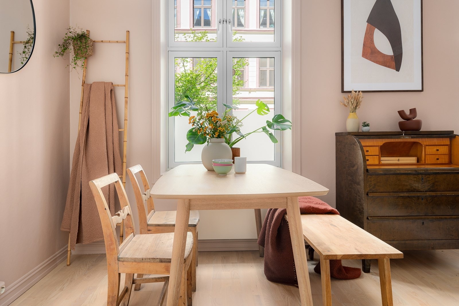 I leiligheten er det god takhøyde og store vindusflater, som gir et lyst og luftig preg. Galleribilde