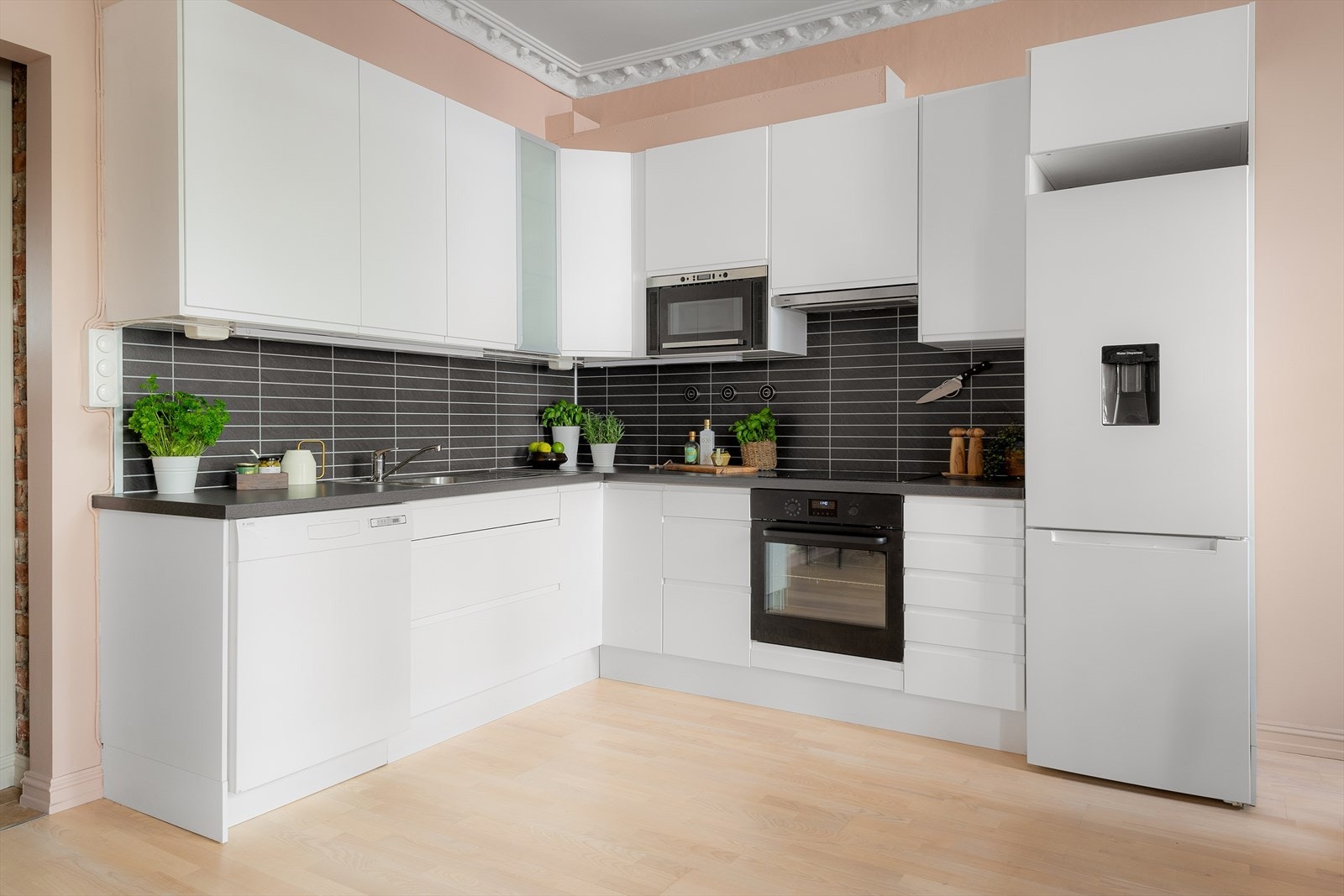 Kjøleskap med fryser og vanndispenser(2021), oppvaskmaskin, integrert komfyr (2024) og induksjonstopp medfølger salget. Galleribilde