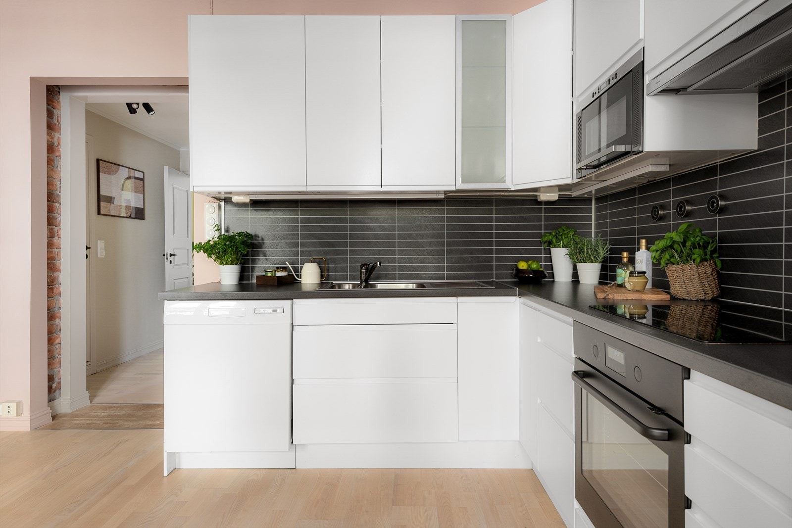 Kjøkkenet er godt utnyttet med rikelig av skap- og benkeplass. Det er montert lekkasjestopper i kjøkkenbenk. Galleribilde