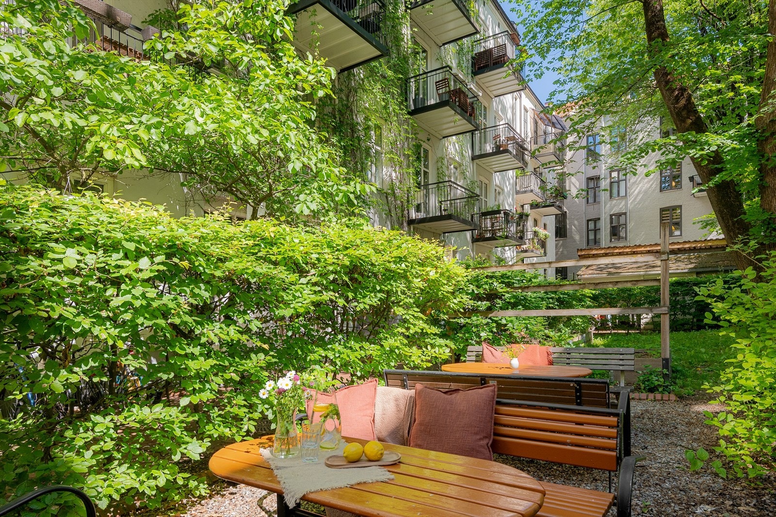 Allerede i bakgården blir du møtt av et hyggelig førsteinntrykk. Galleribilde