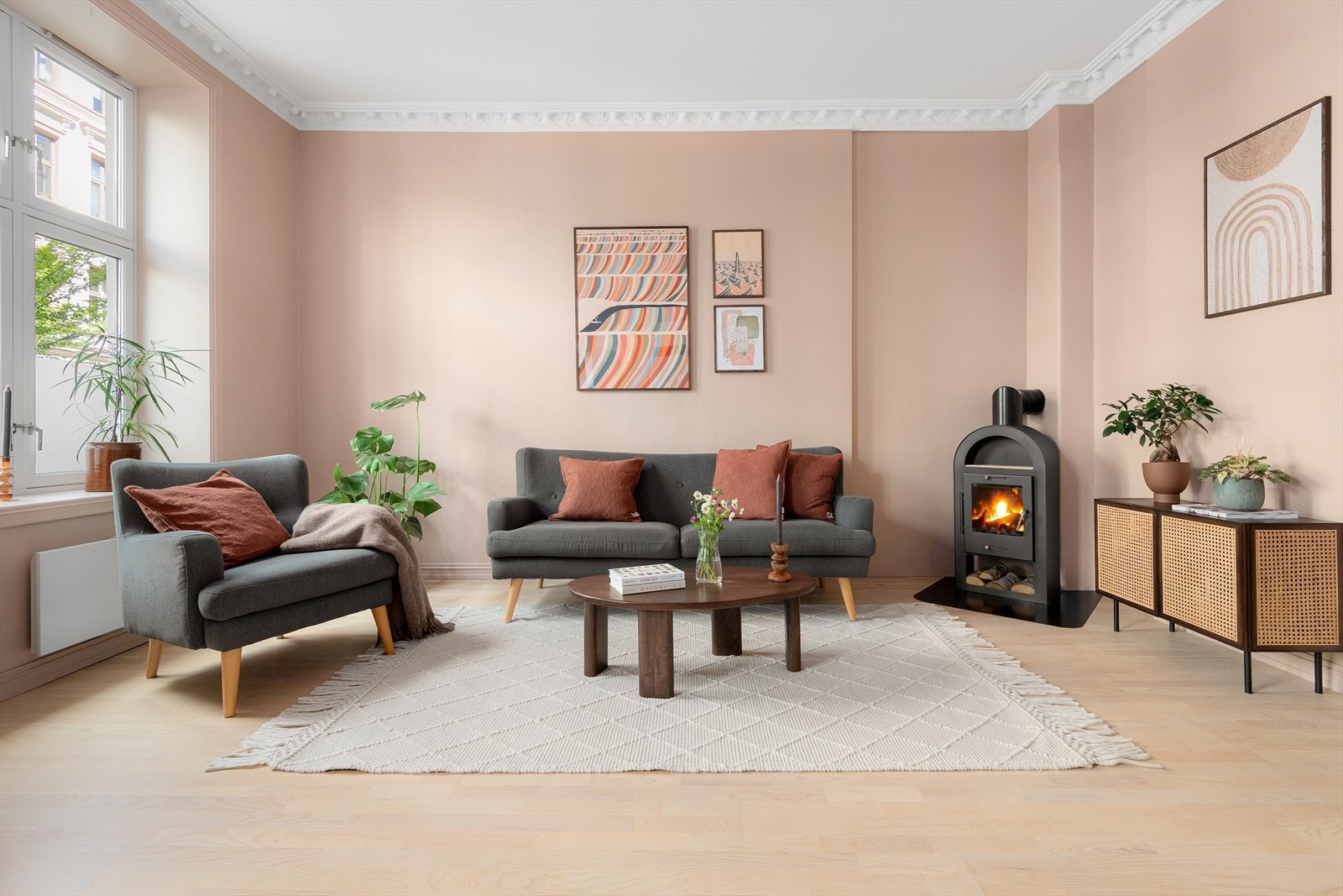 I stuen har du rikelig med plass til en stor sofagruppe. Den store gulvflaten gir mulighet for ulike innredningsløsninger. Galleribilde