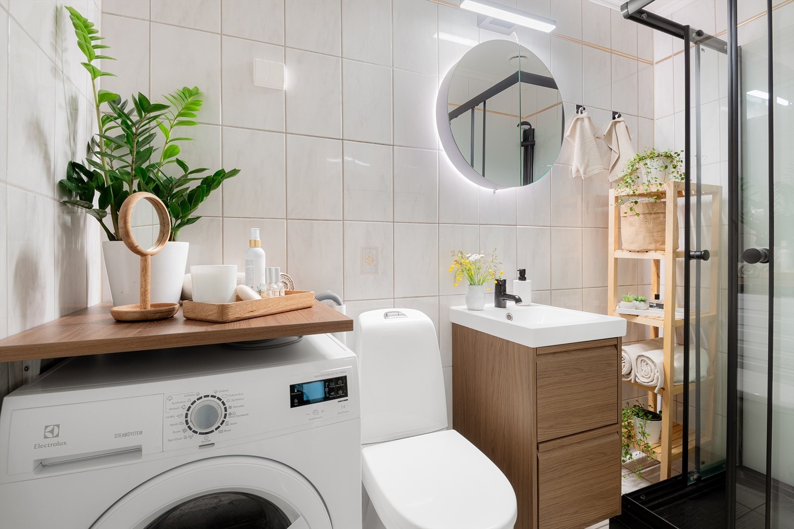 Leiligheten har flislagt bad med varmekabler i gulv, benkeskap, og speil og belysning over servant. Opplegg og plass for vaskemaskin. Galleribilde