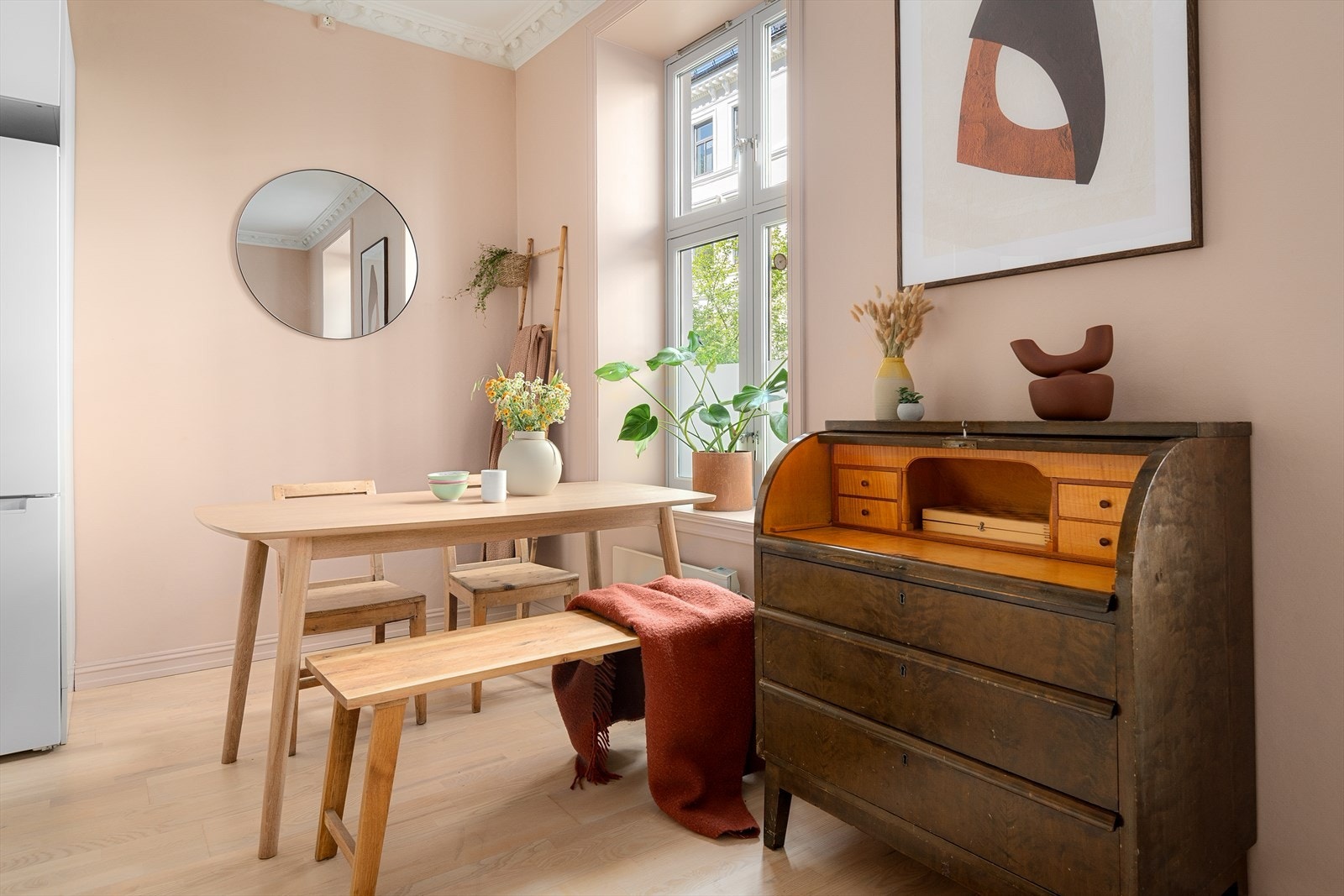 Det er også plass til et spisebord, så her kan du ha hyggelige middagsbesøk. Galleribilde